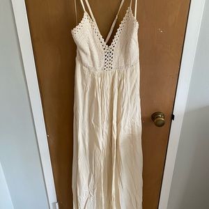 Floor-length beige sundress!